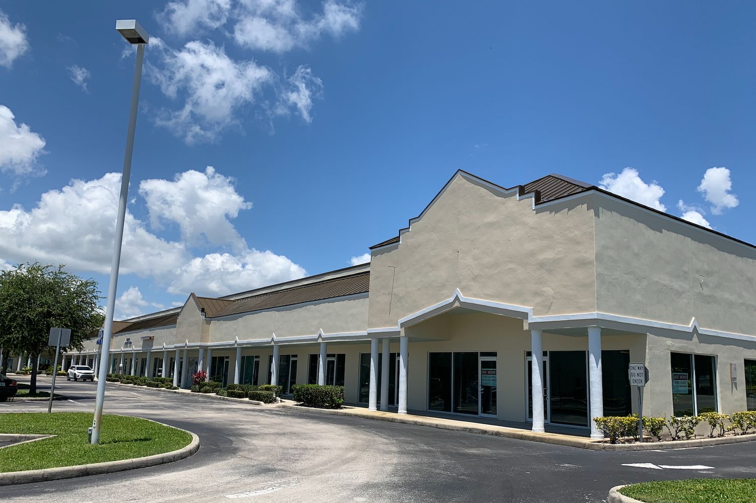 Emerald Plaza: 925 N Courtenay Pkwy, Merritt Island, FL 32953